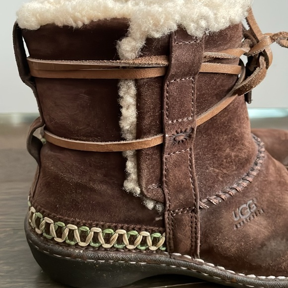 Brown Ankle Height UGG boots with tie - Picture 11 of 11